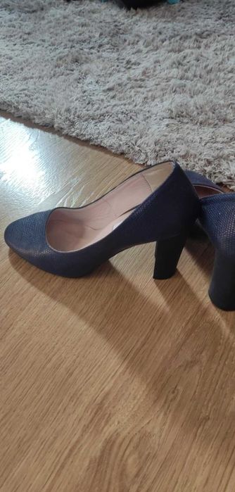 Granatowe czółenka na obcasie