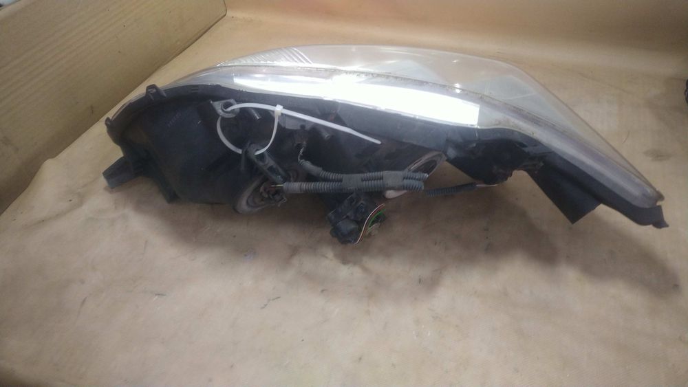 / Corolla E15 lampa prawa przednia EU