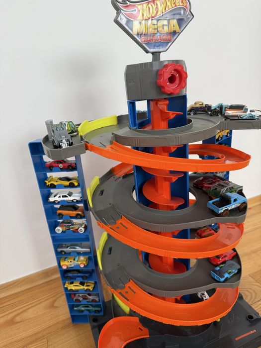 Трек Хотвілс Мега Гараж Hot Wheels