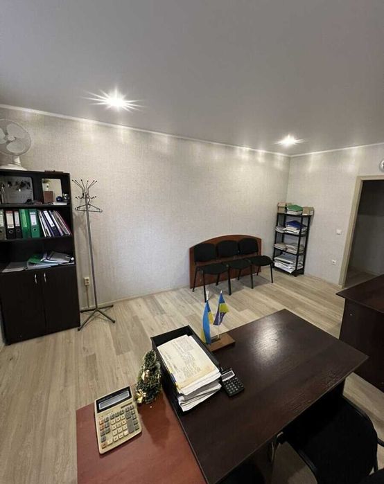 Приміщення на Озерній. 630$ мкв. Кабінетна система