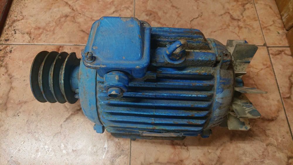 Три двигуна - асинхронні СССР.