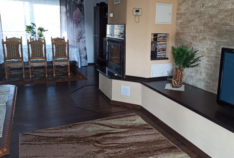 Dom nad jeziorem z jacuzzi ogrodowym .