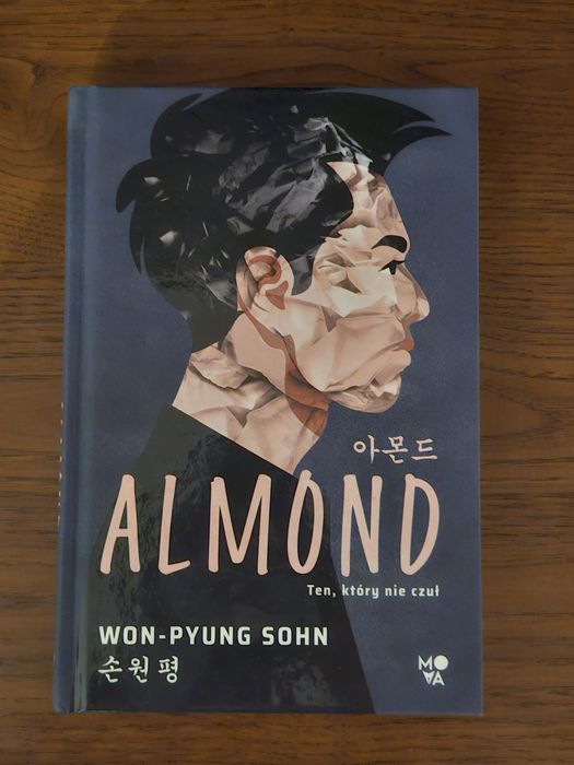 Książka ,,Almond"