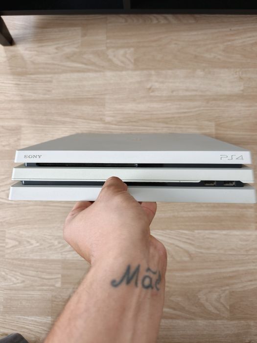 PlayStation 4 Pro Branca Desbloqueada HEN 12.52C/Comando