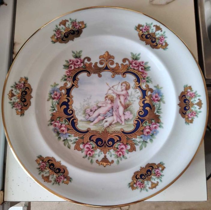 Prato Decorativo de Porcelana — Cena Clássica com Querubins — Porcelanas JS Portugal