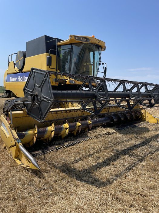 Комбаин NEW HOLLAND CS6090.( зерновая жатка)