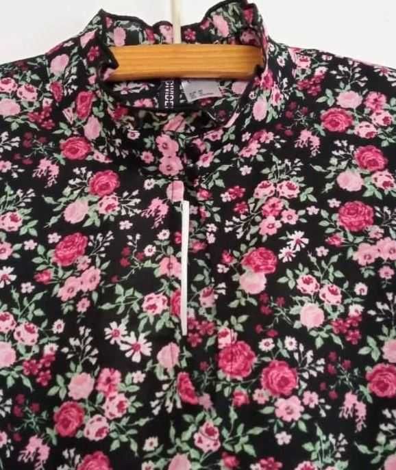 Sukienka z ozdobnymi falbankami