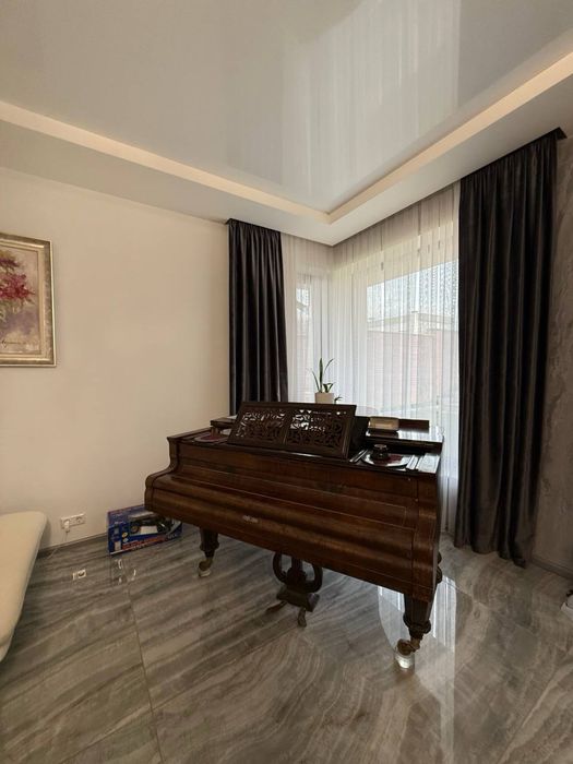 Продаж будинку з басейном та видом