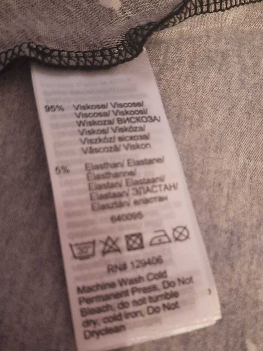 Ładna sukienka czarna w kwiatki