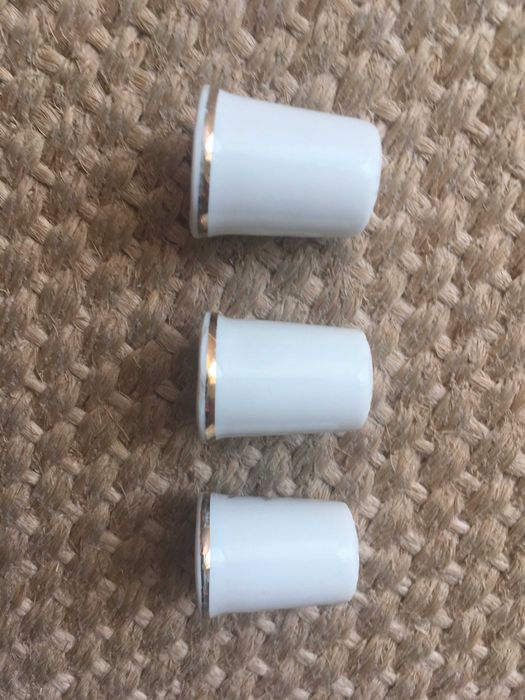 Vários dedais com borboletas