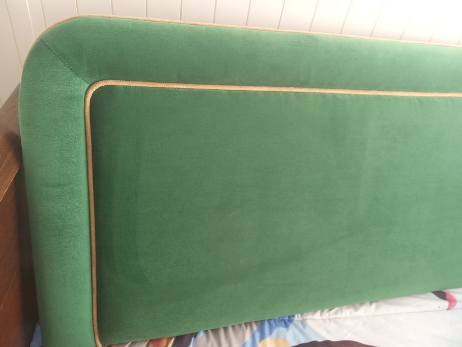 Cabeceira de cama em veludo verde