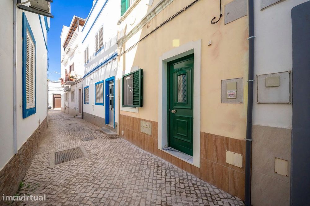 Moradia T1+1 com amplo terraço no coração da Baixa de Olhão