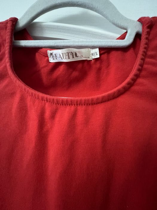 Czerwona sukienka z rozcięciem