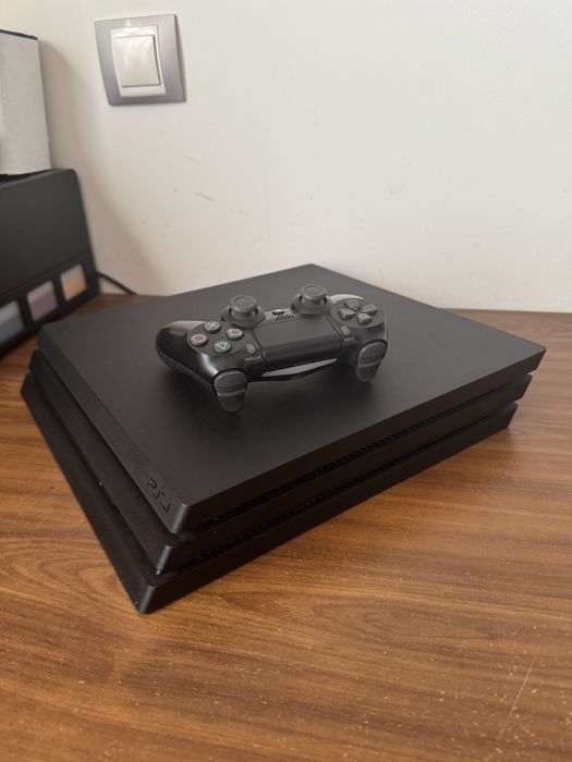 PlayStation 4 Pro + 1 Comando – Excelente Estado (sem caixa)