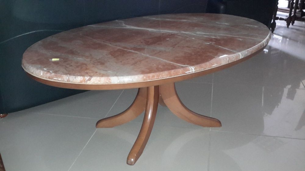 Журнальний столик з натурального каменя.