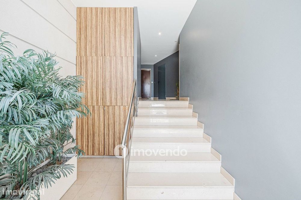 Apartamento T1 moderno, com varanda e áreas amplas, em Corroios