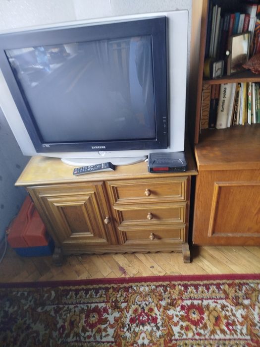 Zestaw mebli, komoda, stolik pod TV, krzesła  oddam za darmo