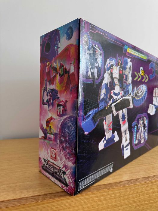 Figura Selada Transformers Legacy Cybertron Universe Metroplex Hasbro