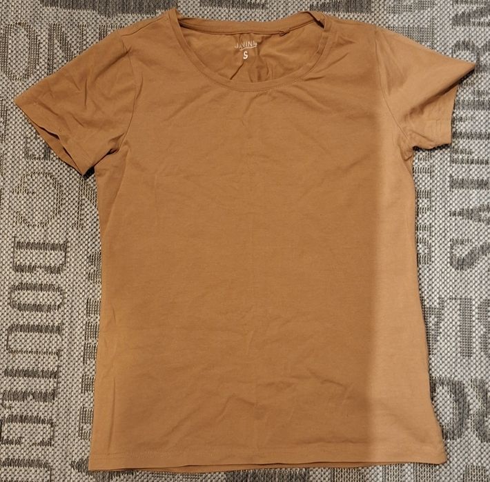 Karmelowy T-shirt marki Janina ma okrągły dekolt, r. S