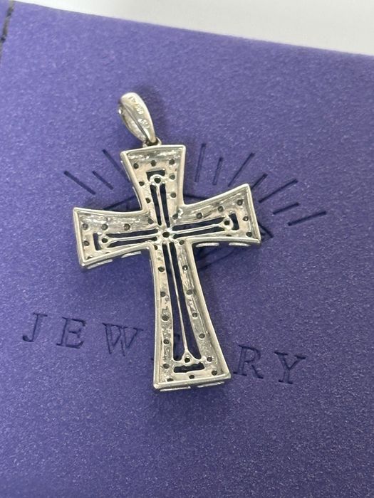 Золотой крестик с бриллиантами