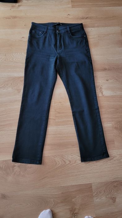 Czarne jeansy typu proste