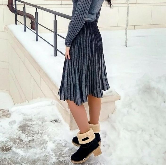 Теплое трикотажное платье миди с люрексом и юбкой плиссе.