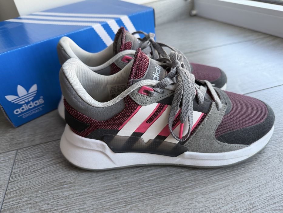 Жіночі кросівки Adidas (38 розмір)