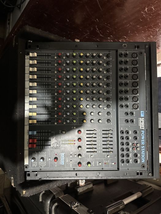 Mesa amplificada e rack