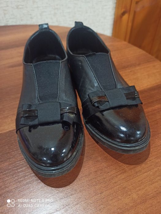 Продаються туфлі.