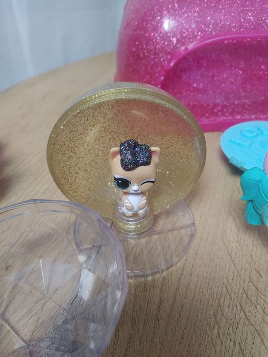 LOL Surprise laleczka + 2 zwierzątka z akc. i walizką