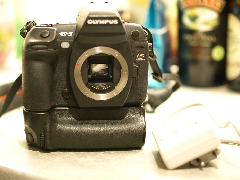 Фотоапарат дзеркальний Olympus E-5 Four Thirds (4/3) (основа/body і тримач HLD 4 Power Grip Battery Holder)
