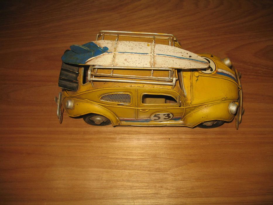 Carro carocha em chapa que também serve de mealheiro