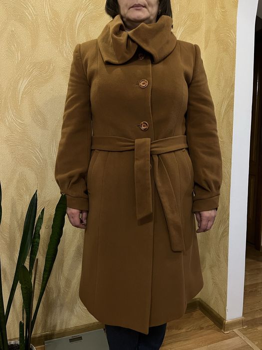 Пальто коричневе