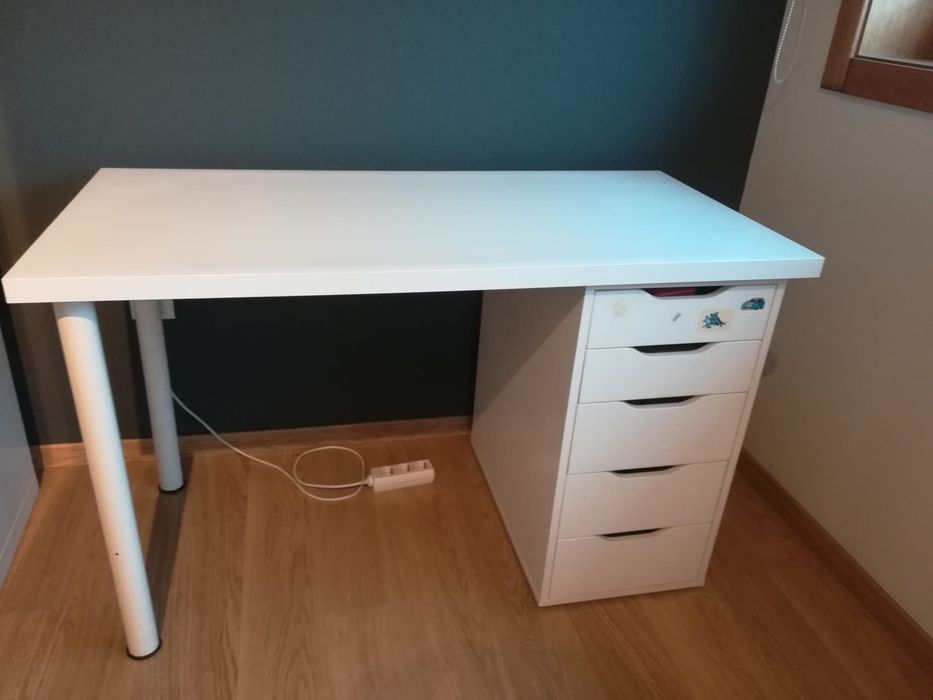 Cama, secretaria e mesa de cabeceira para venda