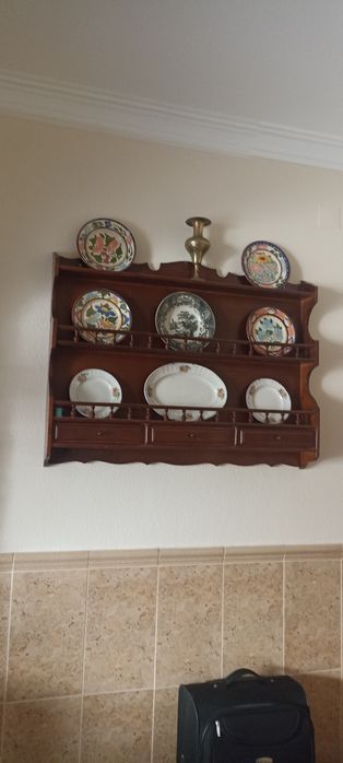 Escaparate de madeira com gavetas