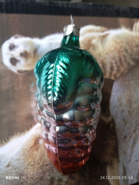 Новогодняя игрушка шишка