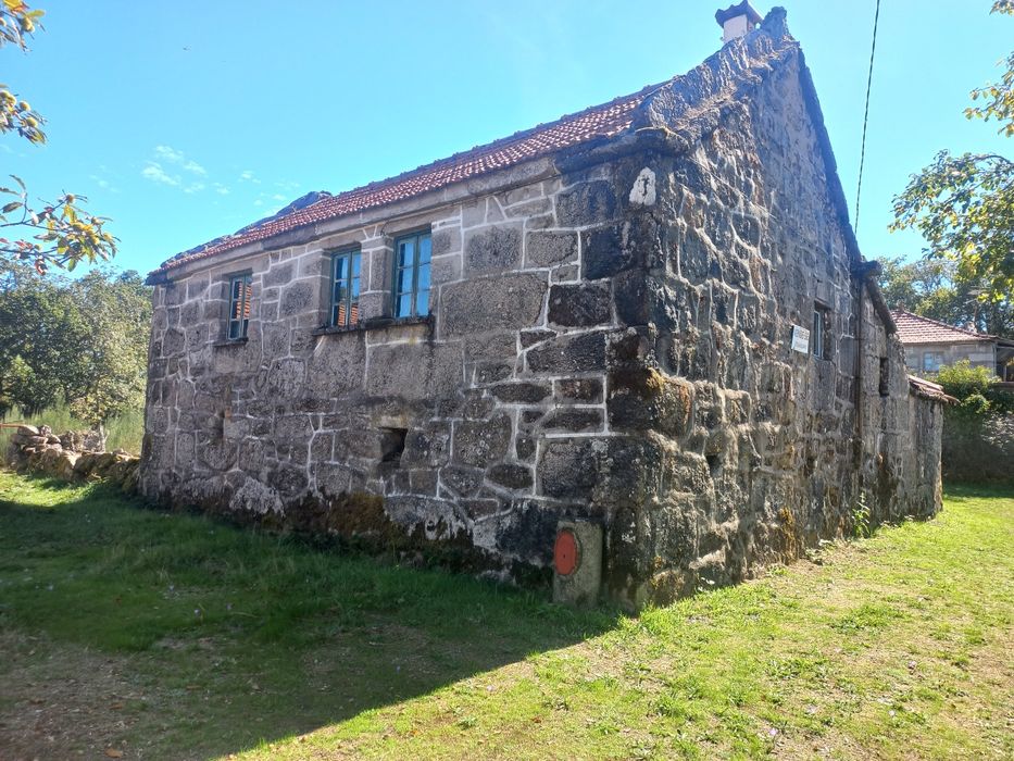 Moradia  independente em pedra com terreno