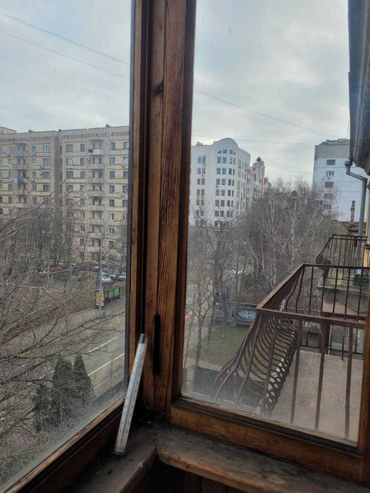 Продам 2к Подільський р-н вул Межигірська буд 37