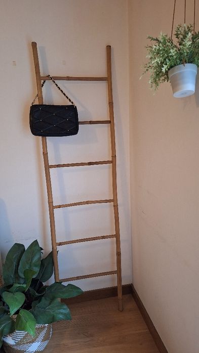 Carteira preta com corrente