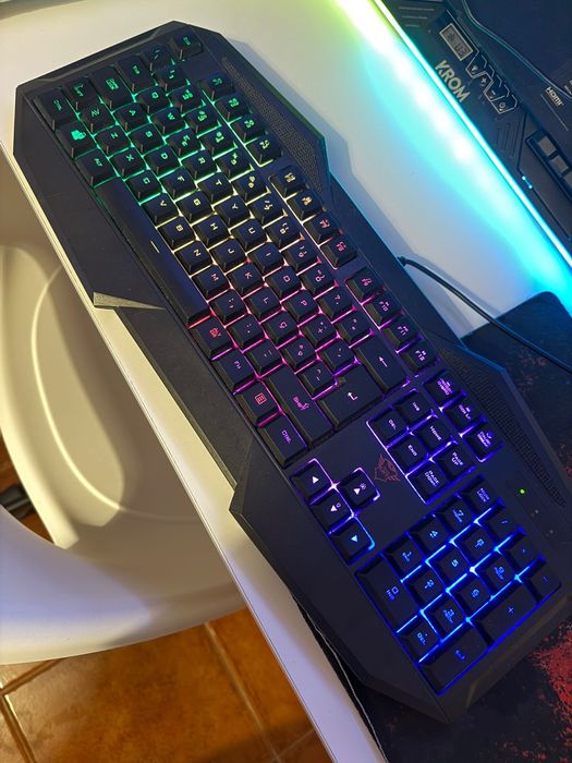 Teclado gaming semi-novo