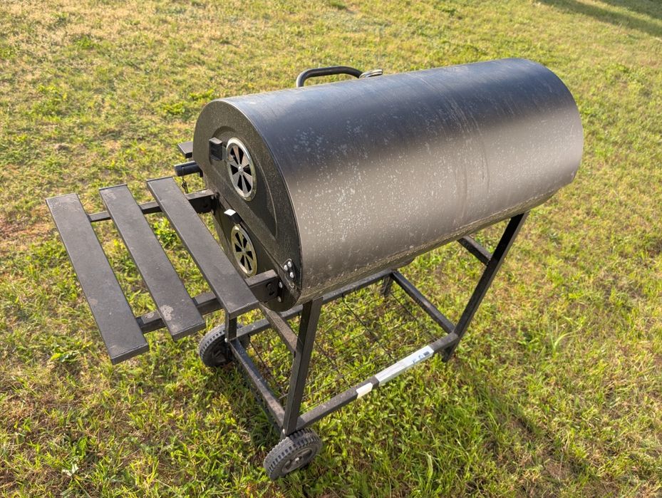 Duży rodzinny grill węglowy