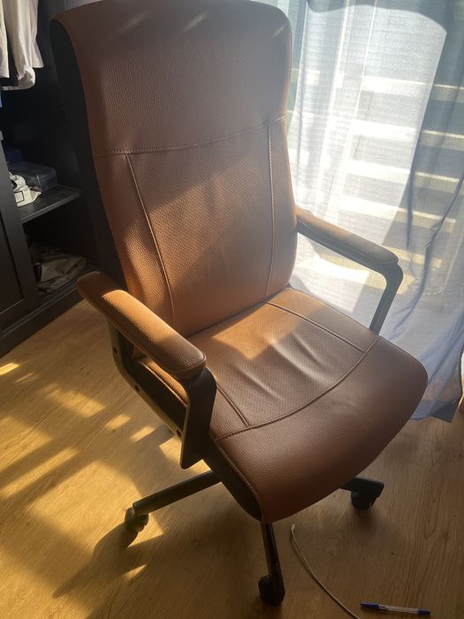 Selling desktop chair like new, reason: bought a better one64752272768386121