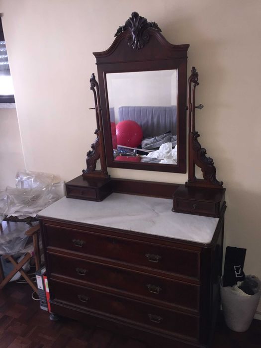 Cómoda com tampo em mármore, espelho e 3 gavetões