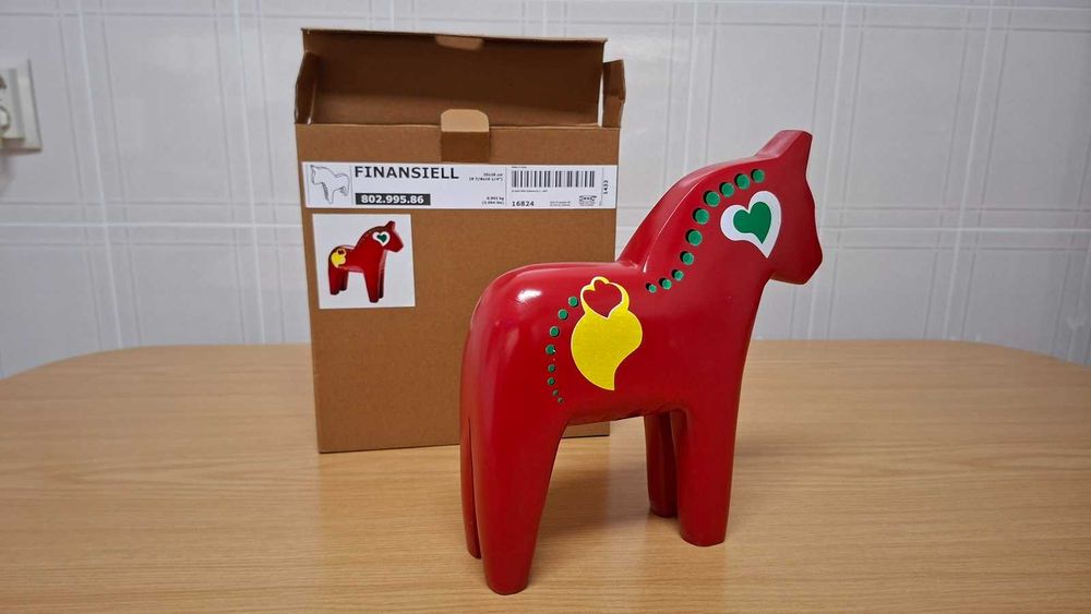 Ikea FINANSIELL Cavalo em Madeira Vermelha