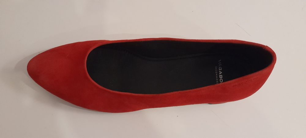 Czerwone czółenka na niskim obcasie. im  obcasie.