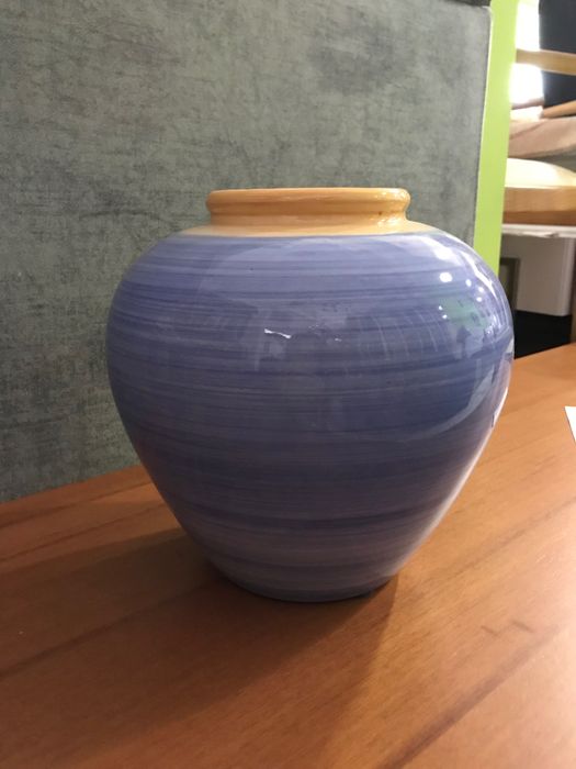 Jarra nova, azul e amarela, em cerâmica