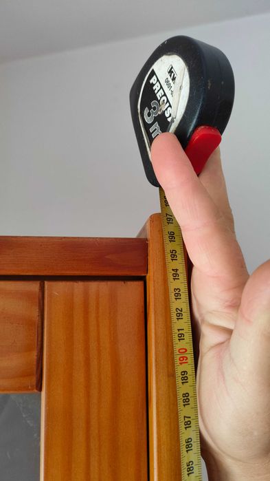 Armário em madeira maciça de cerejeira, com porta em vidro