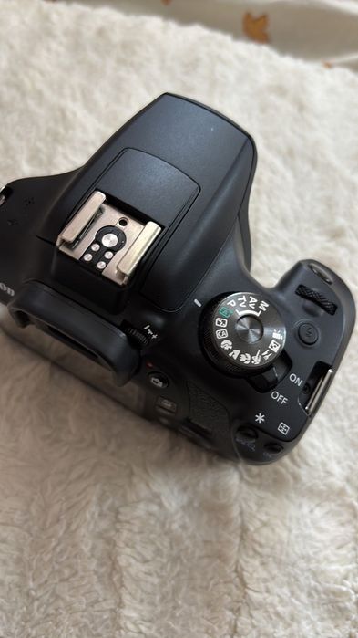 Фотоапарат Canon EOS 2000D