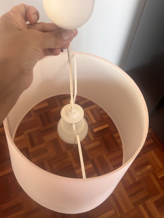 Candeeiro de teto rosa clarinho