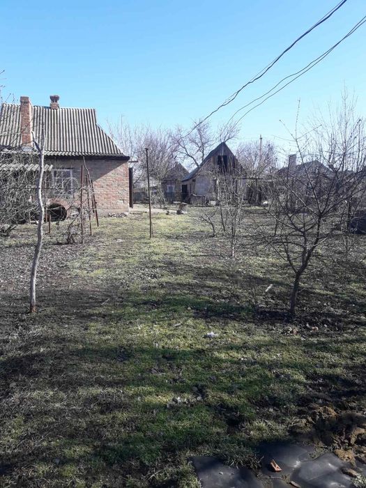 Продам дім біля річки.